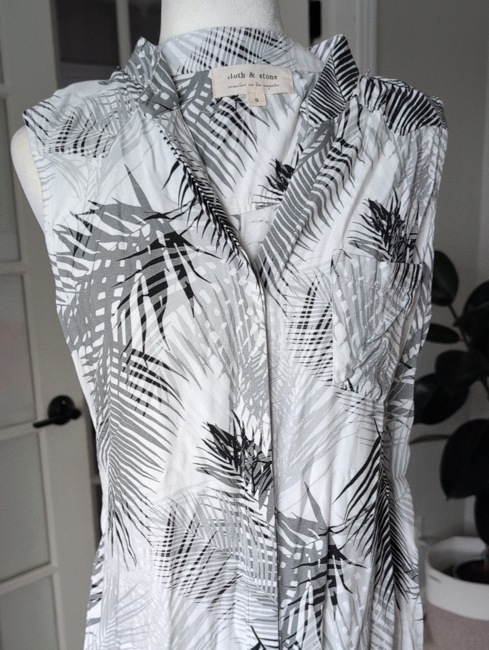 cloth & stone Gray and White Palm-Print Raw Edge Sleeveless Shirt Dress Small - Picture 3 of 11